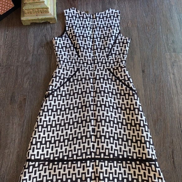Taylor size 2 beautiful sleeveless midi dress - Picture 10 of 10